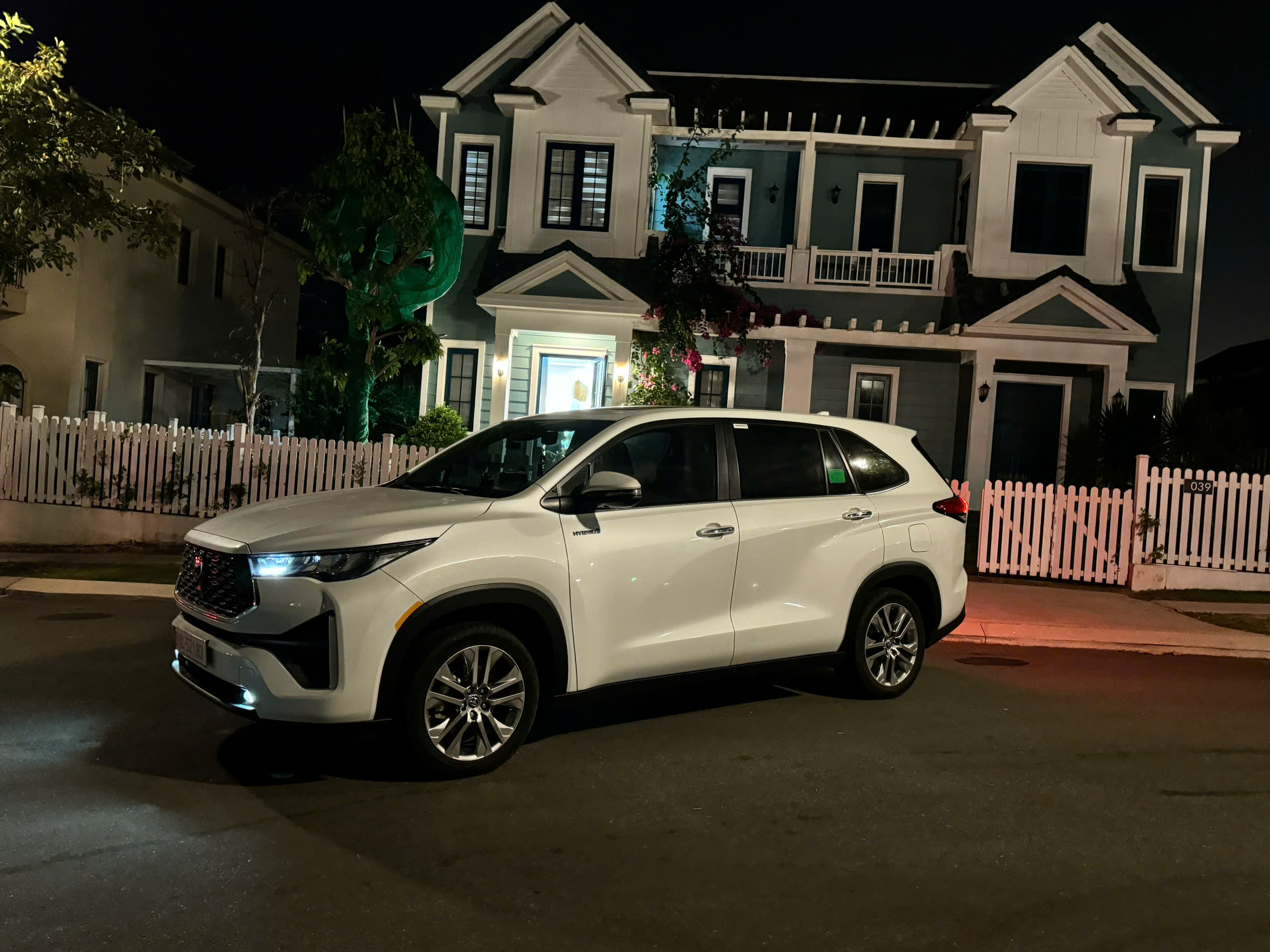 INNOVA CROSS 2025 (Màu Trắng) được cho thuê tại Thuê Xe tự lái Quận 7